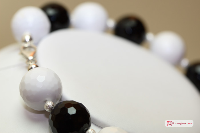 MAXGIOIE - Collana Agata nera e bianca faccettata pallini 20mm in Argento