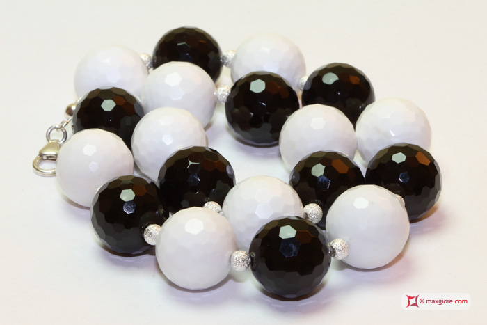 MAXGIOIE - Collana Agata nera e bianca faccettata pallini 20mm in Argento