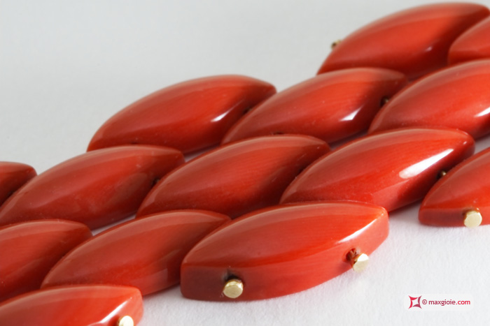 Macrofotografia - Macro Photography MAXGIOIE - Bracciale Corallo rosso Extra Cerasuolo navetta 3 file in Oro giallo 18K