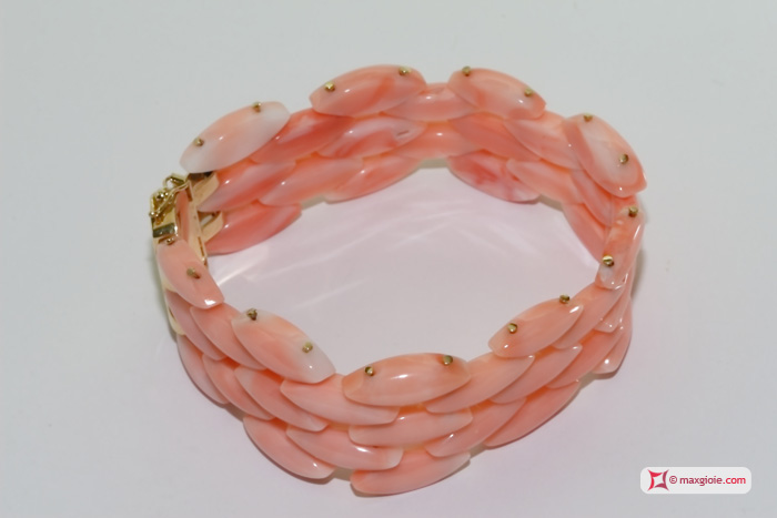 MAXGIOIE - Bracciale Corallo rosa Extra navetta 3 file in Oro giallo 18K