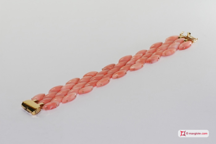 Vista Ulteriore - Additional View MAXGIOIE - Bracciale Corallo rosa Extra navetta 3 file in Oro giallo 18K