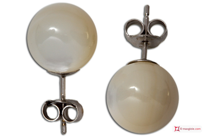 Vista Ulteriore - Additional View MAXGIOIE - Orecchini Madreperla Extra 10mm in Oro 18K
