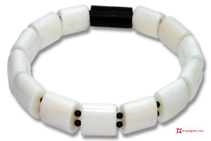 MAXGIOIE - Bracciale Corallo bianco Extra pallini e onice nero