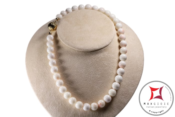 MAXGIOIE - Collana Corallo bianco Extra 11½-12½mm in Oro 18K