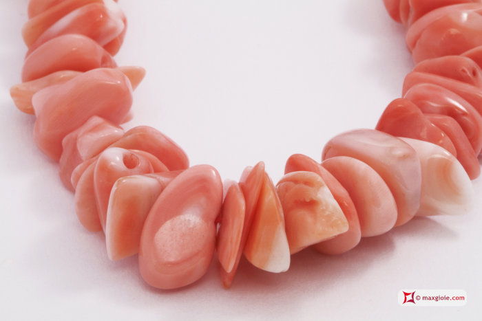 MAXGIOIE - Collana Corallo rosa del Giappone spezzatini graduati 6-13mm in Oro 18K