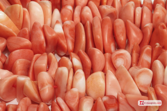 MAXGIOIE - Collana Corallo rosa del Giappone spezzatini graduati 6-13mm in Oro 18K