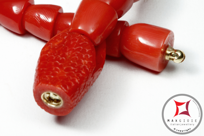 Macrofotografia - Macro Photography MAXGIOIE - Bracciale Corallo rosso del Mediterraneo Extra incisione serpente in Oro 18K