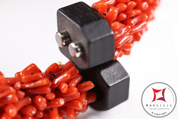 Macrofotografia - Macro Photography MAXGIOIE - Bracciale Corallo rosso ed Ebano spezzatini 5 fili id1010
