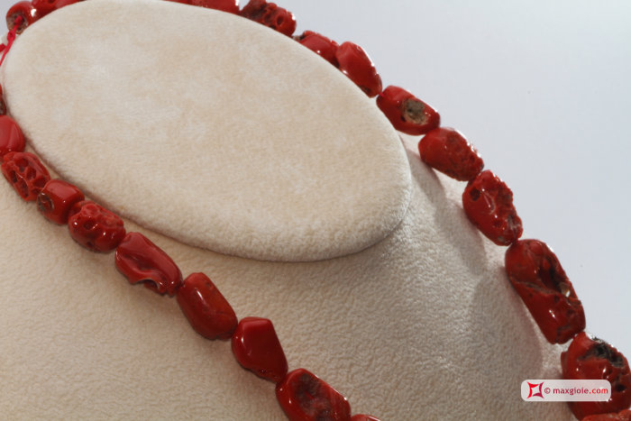 MAXGIOIE - Collana Corallo rosso del Mediterraneo sassi graduati 10-25mm in Oro 18K