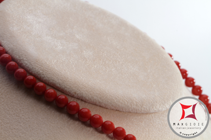 MAXGIOIE - Collana Corallo rosso Extra Dark Color pallini 5½-6mm in Oro 18K