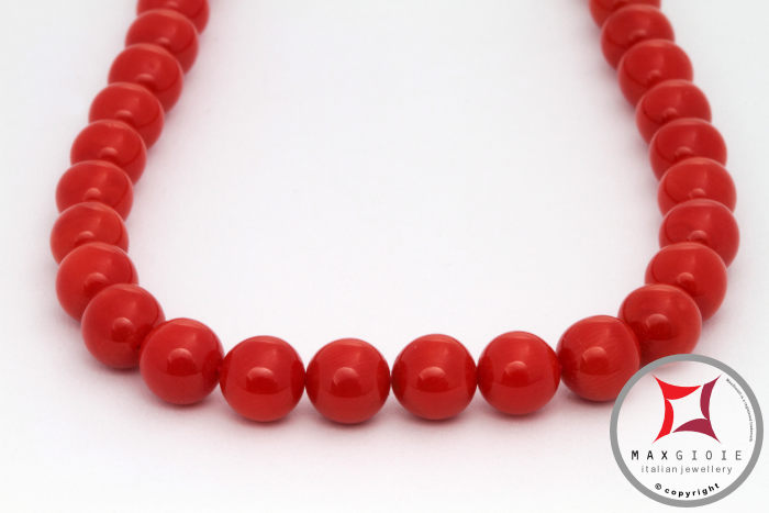 MAXGIOIE - Collana Corallo rosso Extra Dark Color pallini 5½-6mm in Oro 18K